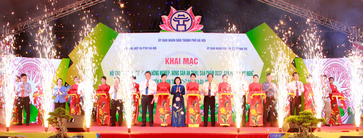 Các đại biểu cắt băng khai mạc hội chợ 14 xã của huyện Thanh Trì được công nhận đạt chuẩn nông thôn mới nâng cao -0