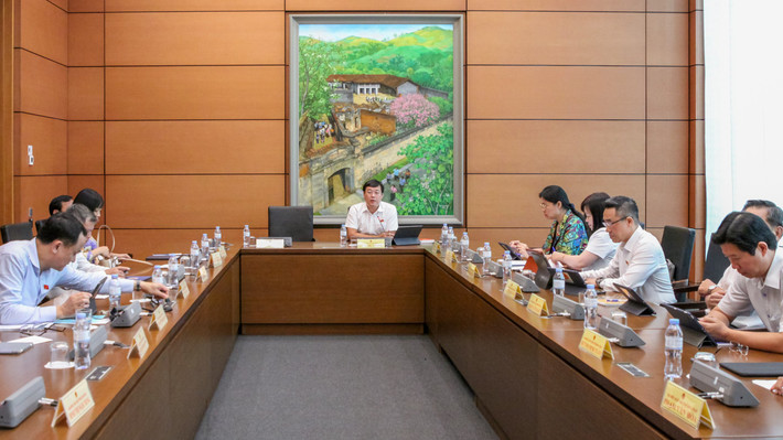 Tổ 14 (gồm Đoàn ĐBQH các tỉnh: Hải Dương, Khánh Hòa, Đồng Tháp) họp tổ Cần điều chỉnh thời gian tạm ngừng của hoạt động của Văn phòng công chứng