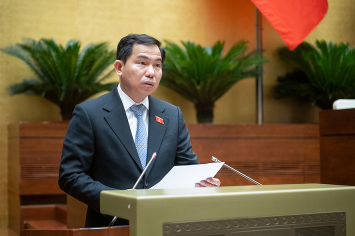 Chủ nhiệm Ủy ban Tài chính - Ngân sách Lê Quang Mạnh trình bày Báo cáo thẩm tra. Ảnh: Lâm Hiển Bao quát toàn bộ các nguồn thu, bảo đảm tính minh bạch, dễ hiểu, dễ thực hiện -0