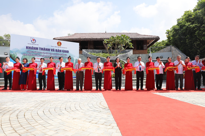 Phó Chủ tịch Quốc hội Nguyễn Thị Thanh dự Lễ khánh thành công trình tu bổ, tôn tạo Di tích lịch sử Quốc gia Trường dạy làm báo Huỳnh Thúc Kháng ảnh 2 Phó Chủ tịch Quốc hội Nguyễn Thị Thanh cùng các đại biểu thực hiện nghi thức cắt băng khánh thành
