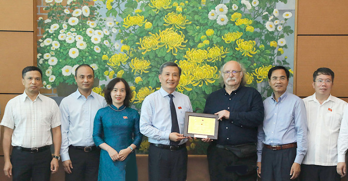 Chủ nhiệm Ủy ban Khoa học, Công nghệ và Môi trường Lê Quang Huy tặng quà lưu niệm cho Giáo sư Duncan Haldane Chủ nhiệm Ủy ban Khoa học, Công nghệ và Môi trường Lê Quang Huy tiếp Giáo sư Duncan Haldane -0