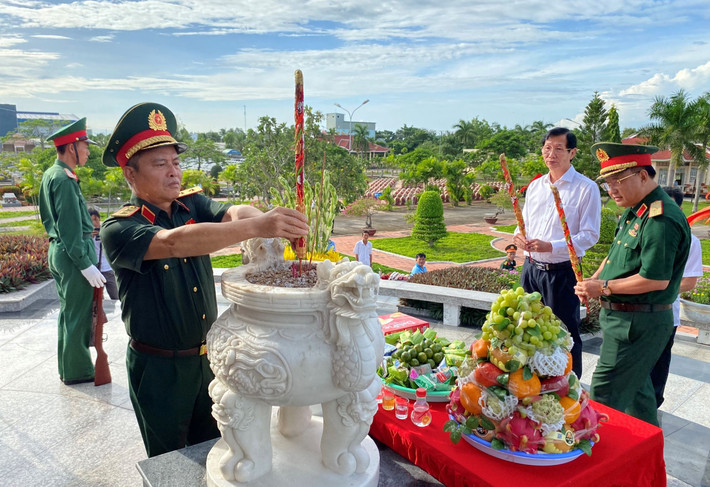 Phó Chủ nhiệm Ủy ban Quốc phòng và An ninh, Trung tướng Nguyễn Hải Hưng dâng hương tri ân các Anh hùng Liệt sĩ Đoàn khảo sát Ủy ban Quốc phòng và An ninh dâng hương tri ân các Anh hùng Liệt sĩ tại An Giang
