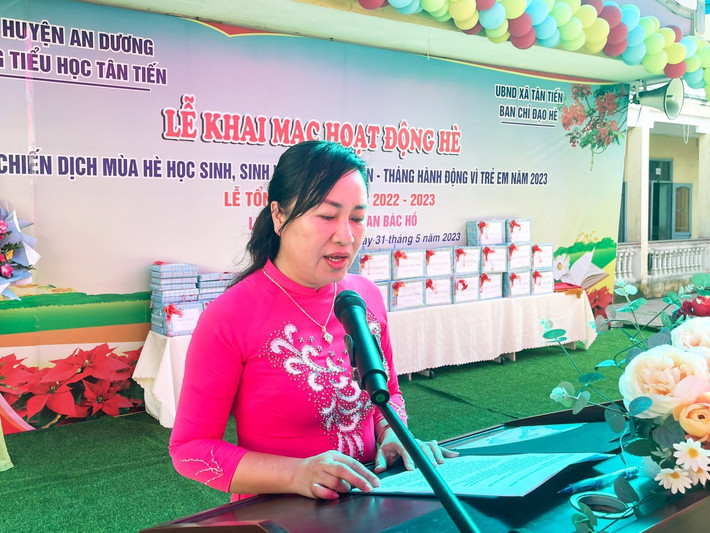 Cô giáo Trần Thị Lan Phương - Bí thư chi bộ, Hiệu trưởng nhà trường đọc báo cáo tổng kết năm học 2022 - 2023 Trường tiểu học ở Hải Phòng có 11 học sinh đạt giải Học sinh giỏi cấp thành phố -0