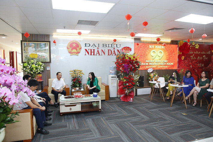 Đại diện Bộ Y tế và tỉnh Bắc Giang thăm, chúc mừng Báo Đại biểu Nhân dân ảnh 7 Đoàn Bộ Y tế và tỉnh Bắc Giang thăm, chúc mừng Báo Đại biểu Nhân dân -0