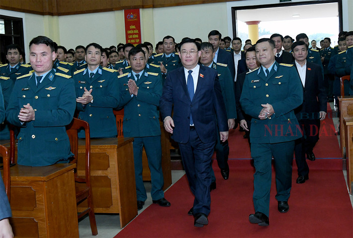 Chủ tịch Quốc hội Vương Đình Huệ thăm, chúc tết cán bộ, chiến sĩ Trung đoàn Không quân 921 ảnh 4 Chủ tịch Quốc hội Vương Đình Huệ thăm, chúc tết cán bộ, chiến sĩ Trung đoàn Không quân 921 -0