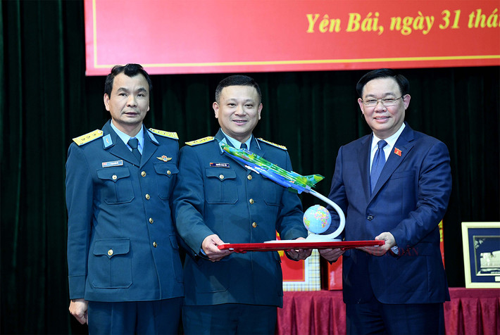 Chủ tịch Quốc hội Vương Đình Huệ thăm, chúc tết cán bộ, chiến sĩ Trung đoàn Không quân 921 ảnh 5 Chủ tịch Quốc hội Vương Đình Huệ thăm, chúc tết cán bộ, chiến sĩ Trung đoàn Không quân 921 -2