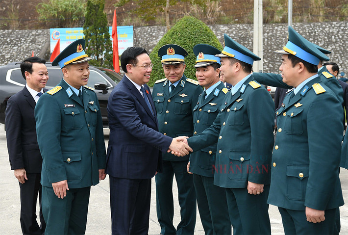 Chủ tịch Quốc hội Vương Đình Huệ thăm, chúc tết cán bộ, chiến sĩ Trung đoàn Không quân 921 ảnh 1 Chủ tịch Quốc hội Vương Đình Huệ thăm, chúc tết cán bộ, chiến sĩ Trung đoàn Không quân 921 -0