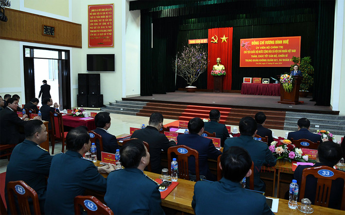 Chủ tịch Quốc hội Vương Đình Huệ thăm, chúc tết cán bộ, chiến sĩ Trung đoàn Không quân 921 ảnh 8 Chủ tịch Quốc hội Vương Đình Huệ thăm, chúc tết cán bộ, chiến sĩ Trung đoàn Không quân 921 -3