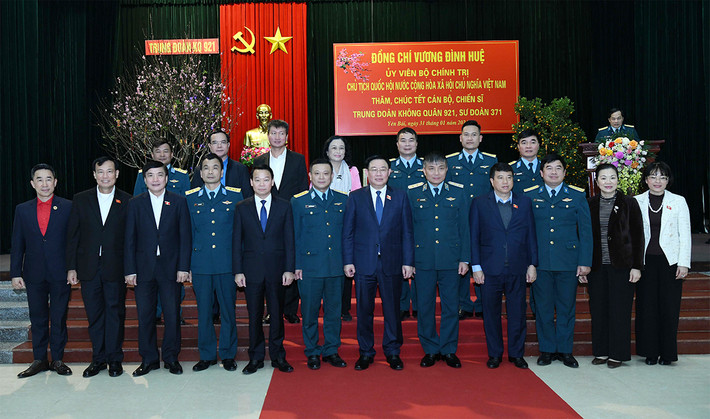 Chủ tịch Quốc hội Vương Đình Huệ thăm, chúc tết cán bộ, chiến sĩ Trung đoàn Không quân 921 ảnh 9 Chủ tịch Quốc hội Vương Đình Huệ thăm, chúc tết cán bộ, chiến sĩ Trung đoàn Không quân 921 -0