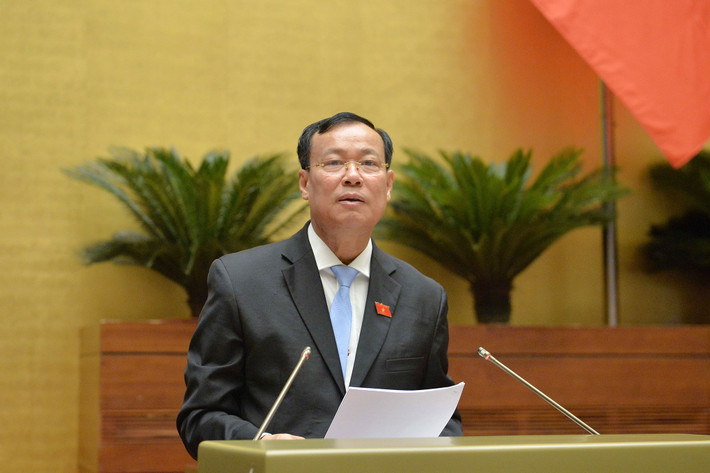 Chủ nhiệm Ủy ban Quốc phòng và An ninh, Trung tướng Lê Tấn Tới trình bày Báo cáo thẩm tra dự án Luật. Ảnh: Hồ Long Xây dựng nền quốc phòng toàn dân vững mạnh toàn diện, phát huy sức mạnh tổng hợp của đất nước -0