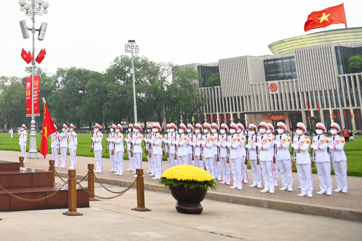 Trang nghiêm lễ thượng cờ tại quảng trường Ba Đình nhân dịp 47 năm ngày thống nhất đất nước ảnh 22 Trang nghiêm lễ thượng cờ tại quảng trường Ba Đình nhân dịp 47 năm ngày thống nhất đất nước -0