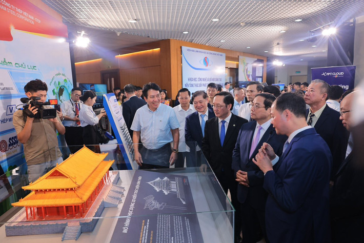 Thủ tướng Chính phủ Phạm Minh Chính và các đại biểu tham quan gian trưng bày mô hình Điện Kính Thiên tại triển lãm Thủ tướng Chính phủ Phạm Minh Chính dự Lễ chào mừng Ngày Khoa học và Công nghệ Việt Nam -0