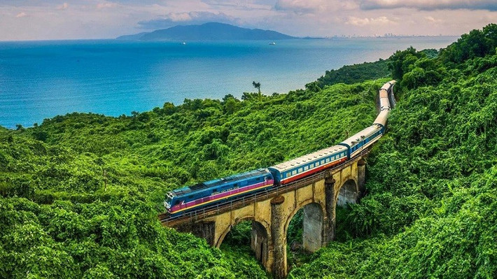 Du lịch bằng tàu hỏa giúp du khách được tận mắt thấy một Việt Nam đa sắc màu. Nguồn: Trung tâm Thông tin du lịch Du lịch bằng tàu hỏa giúp du khách được tận mắt thấy một Việt Nam đa sắc màu. Nguồn: Trung tâm Thông tin du lịch