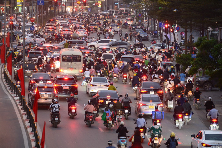 Hôm nay là ngày 28 tháng Chạp - ngày làm việc cuối cùng của năm Quý Mão, dự kiến người dân đổ ra các khu vực cửa ngõ thủ đô sẽ tăng cao. Hà Nội: Người dân hối hả về quê ăn Tết Nguyên đán -0
