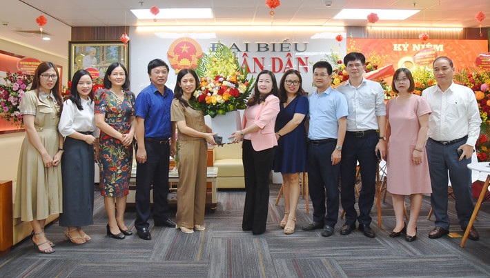Đại diện Báo Hà Tĩnh tặng hoa chúc mừng Báo Đại biểu Nhân dân. Ảnh: Quang Khánh Lãnh đạo Quốc hội, các cơ quan của Quốc hội chúc mừng Báo Đại biểu Nhân dân -0