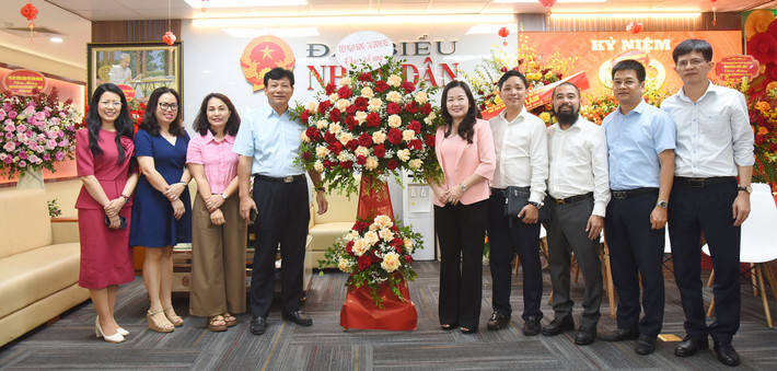 PGS.TS Hoàng Xuân Quế Viện trưởng Viện Ngân hàng - Tài chính, Trường Đại học Kinh tế Quốc dân tặng hoa chúc mừng Báo Đại biểu Nhân dân. Ảnh: Quang Khánh Lãnh đạo Quốc hội, các cơ quan của Quốc hội chúc mừng Báo Đại biểu Nhân dân -0