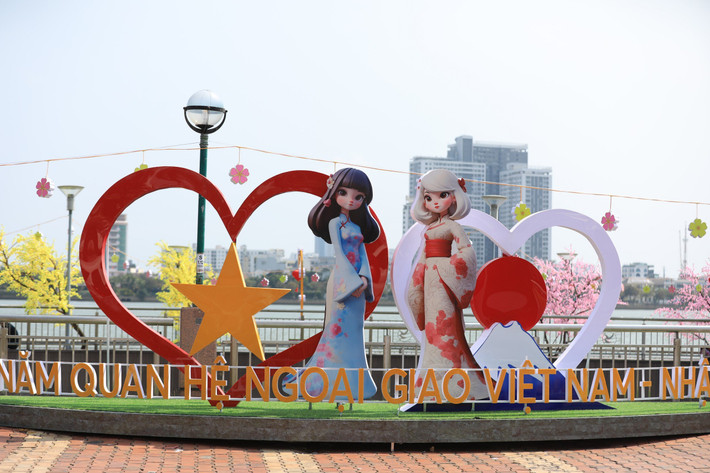 Tạo hình đặt tại khu vực đường hoa phía Tây sông Hàn Rực rỡ đường hoa Tết đón “Rồng vàng” ở Đà Nẵng