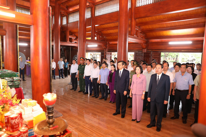 Phó Chủ tịch Quốc hội Nguyễn Thị Thanh và các đại biểu dâng hoa, hương tưởng nhớ Chủ tịch Hồ Chí Minh và các Anh hùng Liệt sĩ tại Đền thờ các Anh hùng Liệt sĩ, Đài tưởng niệm các Anh hùng liệt sĩ của tỉnh Ninh Bình Phó Chủ tịch Quốc hội Nguyễn Thị Thanh thăm, tặng quà các gia đình chính sách tại Ninh Bình -0