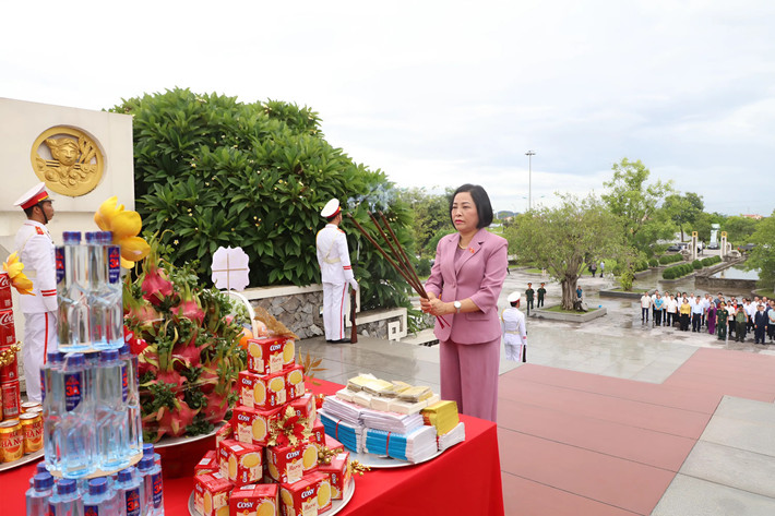 Phó Chủ tịch Quốc hội Nguyễn Thị Thanh dâng hương tại Đài tưởng niệm các Anh hùng Liệt sĩ của tỉnh Phó Chủ tịch Quốc hội Nguyễn Thị Thanh thăm, tặng quà các gia đình chính sách tại Ninh Bình -0