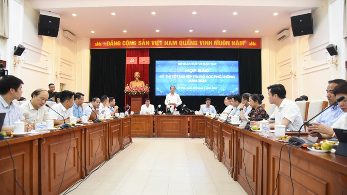 Toàn cảnh họp báo cung cấp thông tin về kỳ thi tốt nghiệp THPT năm 2024 (Ảnh: Xuân Quý) Thứ trưởng Bộ GD-ĐT khẳng định đề thi Ngữ văn không lộ lọt -0