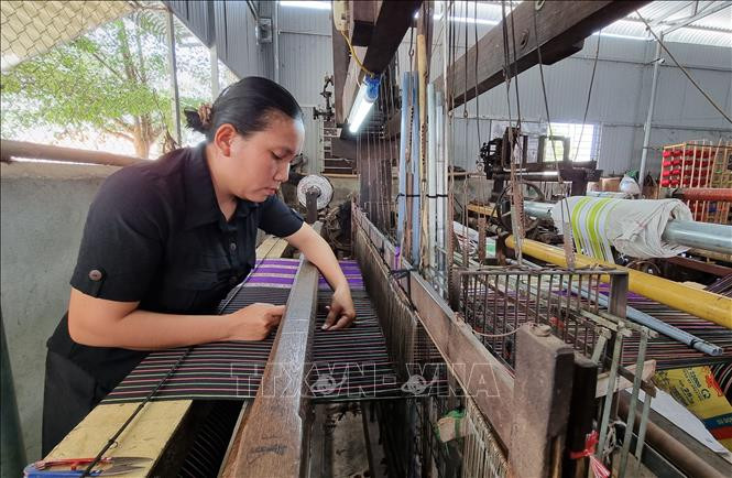 Chị La Ha Ta Ma Ri ở làng Mỹ Nghiệp (thị trấn Phước Dân, huyện Ninh Phước) đầu tư máy dệt để nâng cao hiệu quả sản xuất Chị La Ha Ta Ma Ri ở làng Mỹ Nghiệp (thị trấn Phước Dân, huyện Ninh Phước) đầu tư máy dệt để nâng cao hiệu quả sản xuất