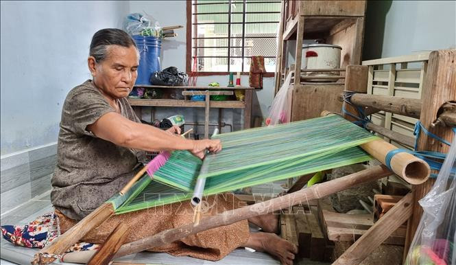 Dệt vải thổ cẩm truyền thống Dệt vải thổ cẩm truyền thống