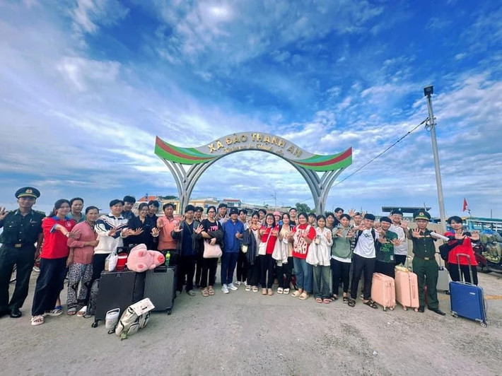 24 học sinh sẽ tham gia thi tốt nghiệp THPT tại 2 điểm gồm Trường THPT An Nghĩa và Trường THPT Bình Khánh TP. Hồ Chí Minh: Thí sinh xã đảo Thạnh An vượt biển vào đất liền dự thi tốt nghiệp THPT -0