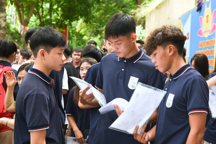 Thí sinh tới điểm thi làm thủ tục dự thi tốt nghiệp THPT năm 2024 (Ảnh: Xuân Quý) Bộ GD-ĐT: Thí sinh không sử dụng căn cước công dân trên ứng dụng VNeID làm thủ tục dự thi -0