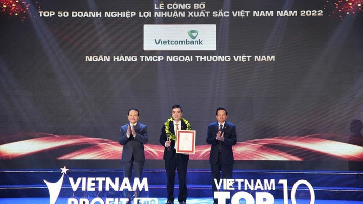 Đại diện Vietcombank nhận giải thưởng từ Ban tổ chức Vietcombank dẫn đầu các ngân hàng trong top 10 doanh nghiệp lợi nhuận lớn nhất Việt Nam -0