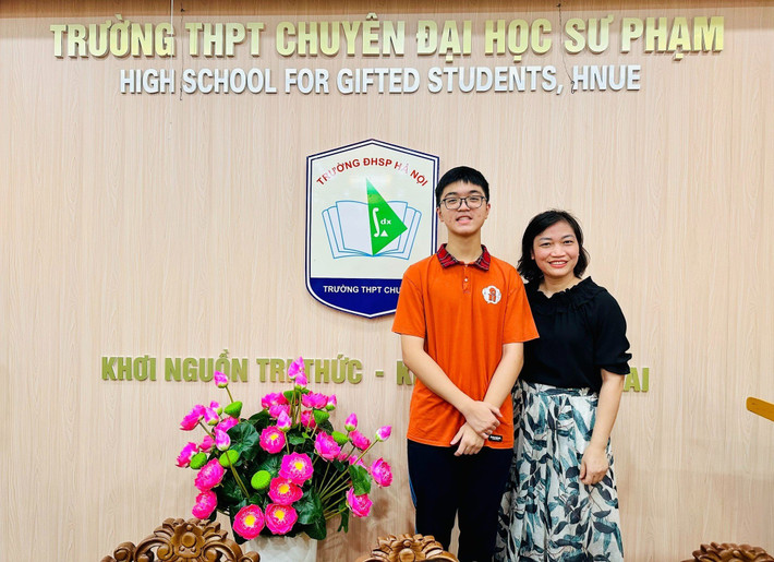 Khải Minh đã nộp hồ sơ để nhập học vào lớp chuyên Tin, Trường THPT Chuyên Sư phạm (thuộc Trường Đại học Sư phạm Hà Nội) Thủ khoa thi vào lớp 10 ở Hà Nội chọn học THPT Chuyên Sư phạm -0