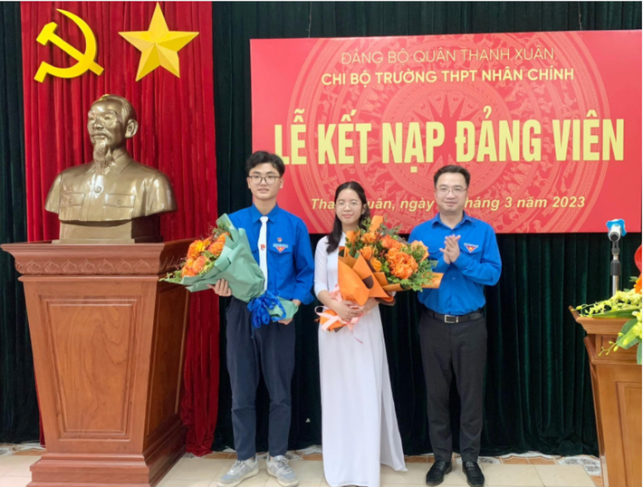 Bí thư T.Ư Đoàn Nguyễn Tường Lâm tặng hoa chúc mừng hai đảng viên trẻ Hà Nội: Hai học sinh THPT đầu tiên của quận Thanh Xuân được kết nạp Đảng -0