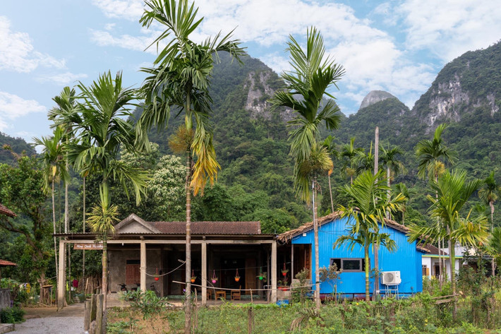 Homestay thích ứng với thời tiết ảnh 1 Homestay được bao quanh bởi những dãy núi đá vôi hùng vĩ và cây cối - Ảnh: Oxalis