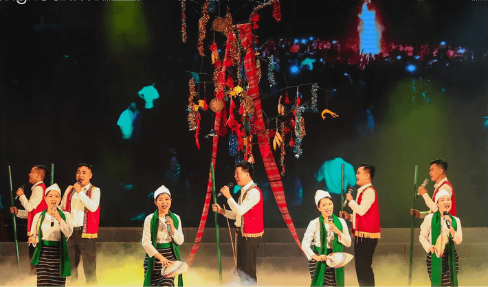 Tiết mục của Đoàn nghệ thuật quần chúng huyện Tân Kỳ. Ảnh: Đức Anh Khai mạc Liên hoan Tiếng hát làng Sen năm 2024: Sáng mãi tên Người - Hồ Chí Minh -1