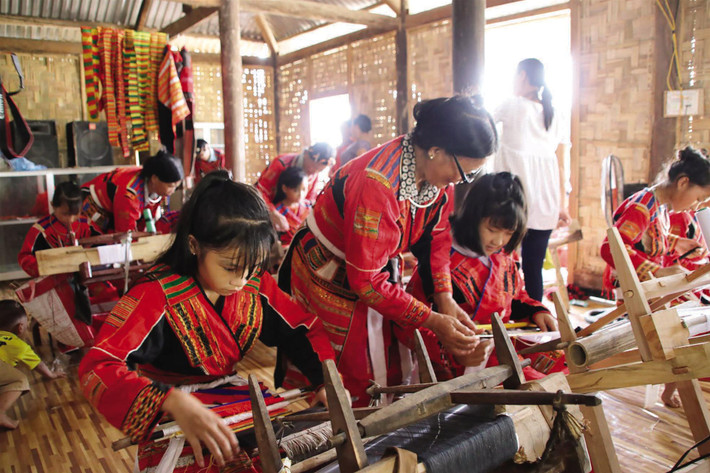 Lớp dạy dệt thổ cẩm truyền thống của dân tộc Pà Thẻn. Nguồn: ITN Nâng chất lượng dân số các dân tộc thiểu số -0