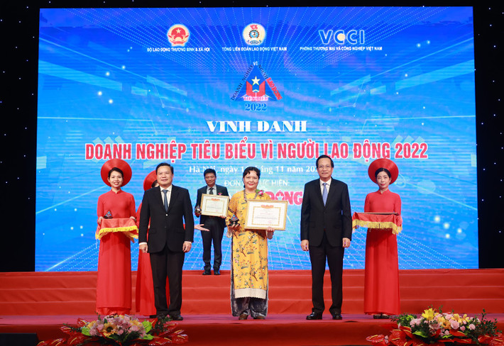 Bà Trương Bích Đào, Giám đốc Nhân sự tại Nestlé Việt Nam, đại diện doanh nghiệp nhận bằng khen của Bộ Lao động, Thương binh và Xã hội Bà Trương Bích Đào, Giám đốc Nhân sự tại Nestlé Việt Nam, đại diện doanh nghiệp nhận bằng khen của Bộ Lao động, Thương binh và Xã hội