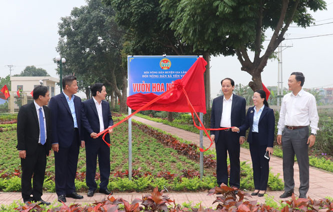 Lãnh đạo Trung ương Hội Nông dân Việt Nam và thành phố Hà Nội gắn biển công trình Vườn hoa nông dân tại xã Yên Viên, huyện Gia Lâm Hội nông dân Thành phố Hà Nội: Tạo sức lan tỏa từ các mô hình bảo vệ môi trường -0