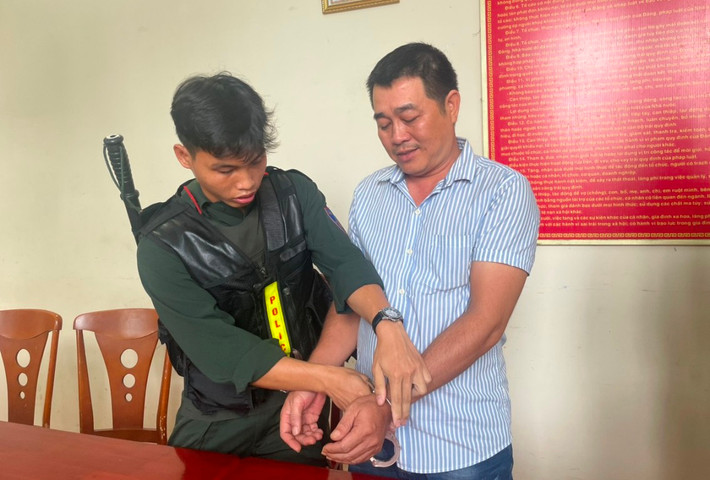 Lực lượng chức năng thực hiện lệnh bắt tạm giam Phù Chí Hòa Bắt tạm giam nguyên cán bộ Phòng Tài nguyên Môi trường TP. Phú Quốc