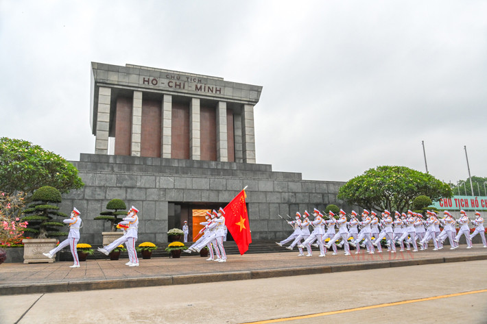 Trang nghiêm lễ thượng cờ tại quảng trường Ba Đình nhân dịp 47 năm ngày thống nhất đất nước ảnh 32 Trang nghiêm lễ thượng cờ tại quảng trường Ba Đình nhân dịp 47 năm ngày thống nhất đất nước -0