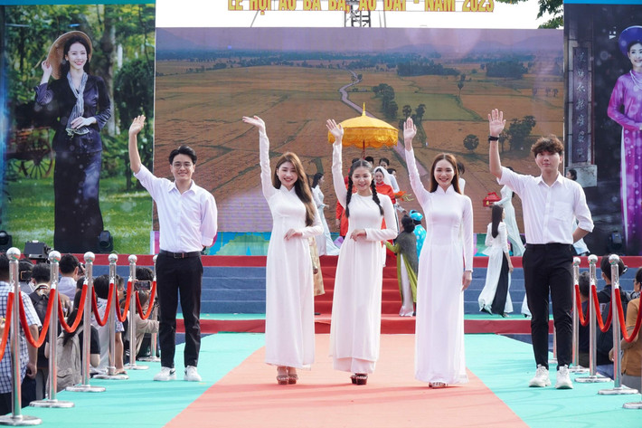 Tinh khôi áo dài trắng của nữ sinh. Ảnh: Vũ Châu TP. Cần Thơ: Rộn ràng lễ hội áo bà ba, áo dài -0