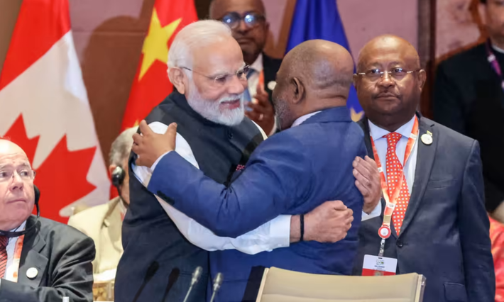 Thủ tướng Ấn Độ Narendra Modi ôm hôn Tổng thống Azali Assoumani của Comoros, quốc gia đang giữ chức Chủ tịch luân phiên AU. Ảnh: AFP G20 trở thành G21: Chiến thắng cho tất cả -0