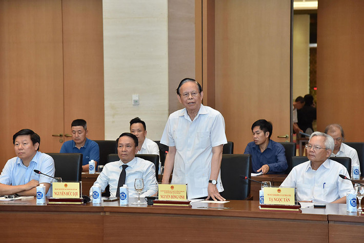 Nhà báo Hồng Vinh, nguyên Tổng Biên tập Báo Nhân dân phát biểu tại cuộc gặp mặt. Ảnh: Lâm Hiển Chủ tịch Quốc hội Vương Đình Huệ: Báo chí phải luôn là vũ khí sắc bén của Đảng, diễn đàn rộng lớn, mạnh mẽ của Nhân dân -0