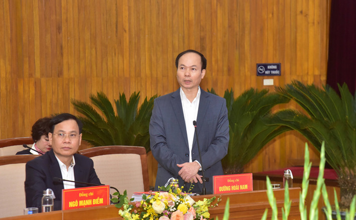 Bí thư Quận ủy Long Biên Đường Hoài Nam báo cáo tại buổi làm việc Sẽ là nơi ưu tiên làm điểm những vấn đề mới của thành phố -0