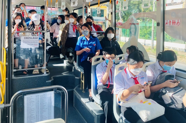 Ngoài chính sách giảm giá cho người cao tuổi, người khuyết tật, TP Cần Thơ còn có chính sách giá đặc biệt cho học sinh, sinh viên đi xe buýt với giá vé 5.000 đồng TP Cần Thơ: Sử dụng dòng xe hiện đại khai thác tuyến Ngã ba Lộ Tẻ - thị trấn Cờ Đỏ