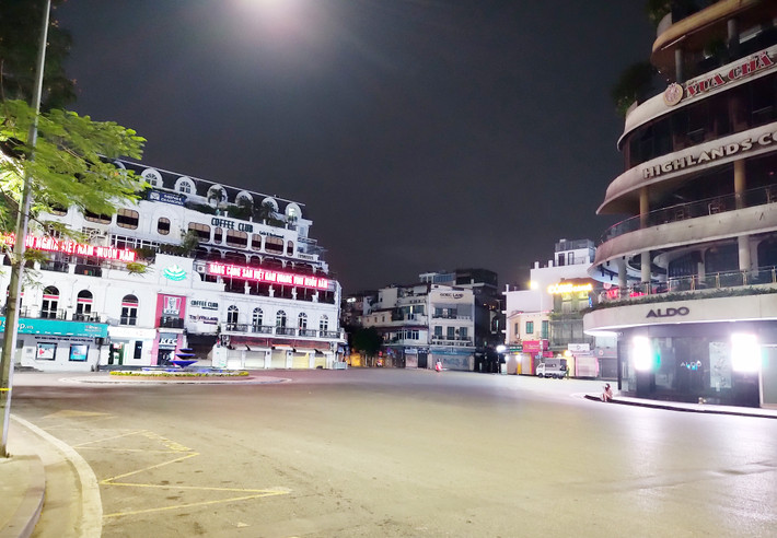 Mới 21 giờ tối, nhưng khu vực Quảng trường Đông Kinh Nghĩa Thục chỉ vài người qua lại Mới 21 giờ tối, nhưng khu vực Quảng trường Đông Kinh Nghĩa Thục chỉ vài người qua lại