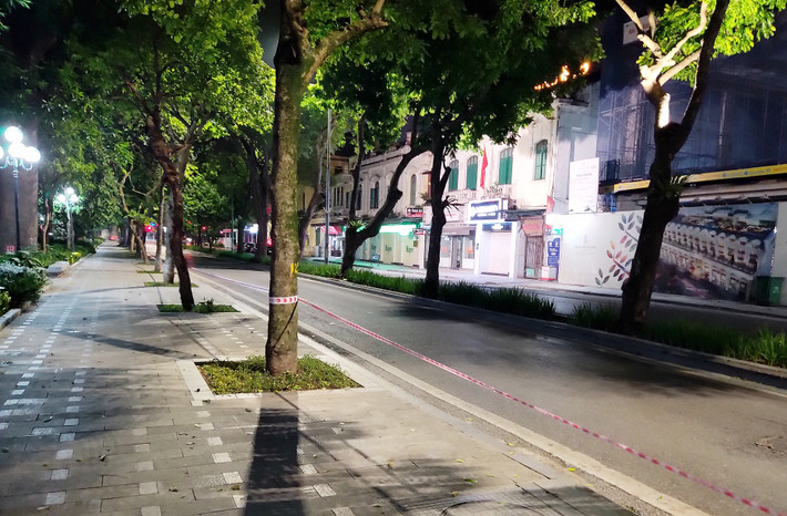 Đường ven Hồ Gươm đoạn phố Lê Thái Tổ cũng vắng lặng Đường ven Hồ Gươm đoạn phố Lê Thái Tổ cũng vắng lặng