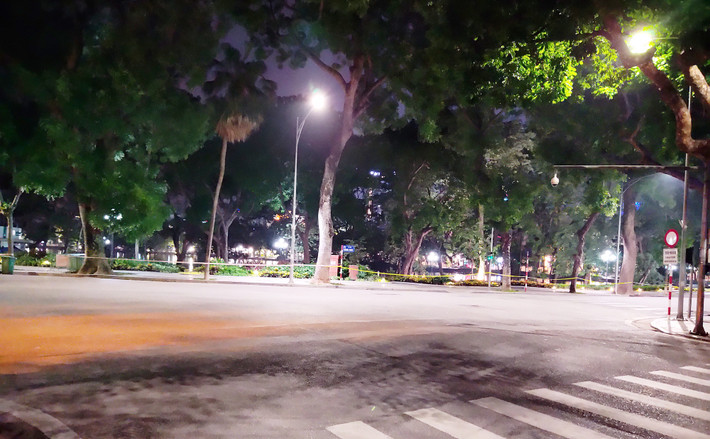 Phố Hàng Khay luôn là con phố nhộn nhịp nhất trong những buổi tối cuối tuần nhưng tối nay cũng vắng lặng Phố Hàng Khay luôn là con phố nhộn nhịp nhất trong những buổi tối cuối tuần nhưng tối nay cũng vắng lặng