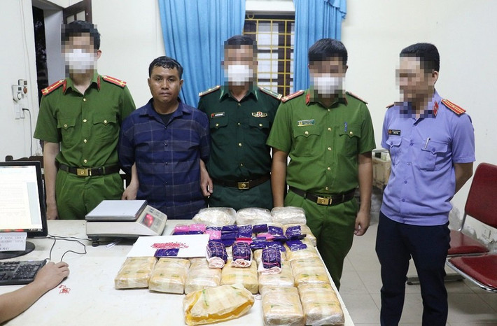 Đối tượng Xayyasone Xay tại cơ quan điều tra (Ảnh: Công an Nghệ An) Nghệ An: Phá đường dây ma túy xuyên quốc gia, thu giữ 20kg ma túy -0