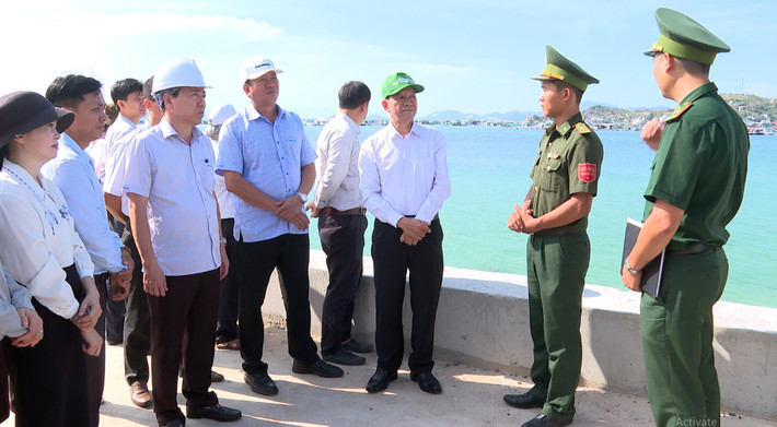 Chuyển hóa giá trị tài nguyên thành sản phẩm du lịch khác biệt ảnh 1 Đoàn giám sát HĐND tỉnh Ninh Thuận khảo sát hoạt động du lịch tại vịnh Vĩnh Hy, xã Vĩnh Hải, huyện Ninh Hải - ẢNH THANH TRƯỜNG