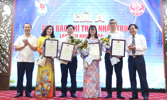 Trao giải cho hai nhóm tác giả đoạt giải A Giải Báo chí Thân Nhân Trung năm 2023. Ảnh: ITN Bắc Giang: Gặp mặt kỷ niệm 99 năm Ngày Báo chí Cách mạng Việt Nam 21.6 và trao Giải Báo chí Thân Nhân Trung lần thứ XXIII -0