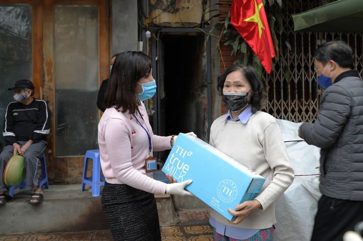 Công ty CP Thực phẩm Sữa TH - 15 năm miệt mài “Vì hạnh phúc đích thực” của cộng đồng ảnh 2 Công ty CP Thực phẩm Sữa TH đã đồng hành với Ủy ban Trung ương Mặt trận Tổ quốc Việt Nam ủng hộ tổng giá trị 108 tỷ đồng cho các hoạt động chống dịch Covid-19.